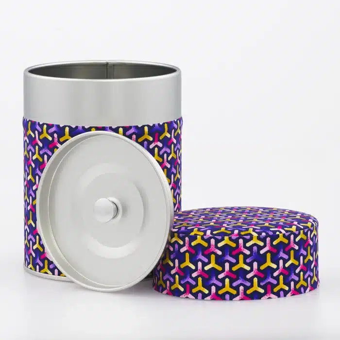 Boîte à thé Yubari ouverte, montrant les deux couvercles métalliques et le design coloré en papier washi