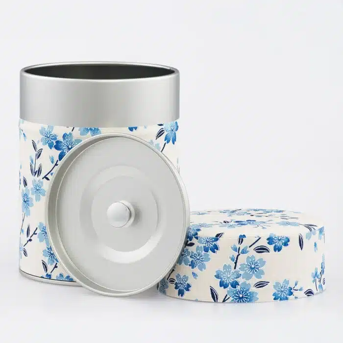 Opengeklapte theebus van Hidaka, met de twee metalen deksels en het bloemmotief in Japans washi papier